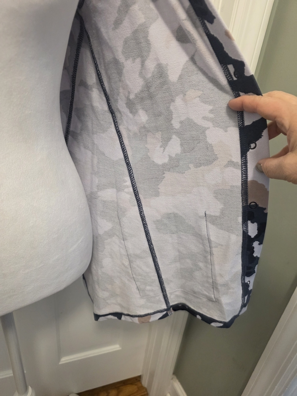 Logo Lounge Knit Camo Print Size XXS Cardigan in Navy, Beige & White - Picture 5 of 8